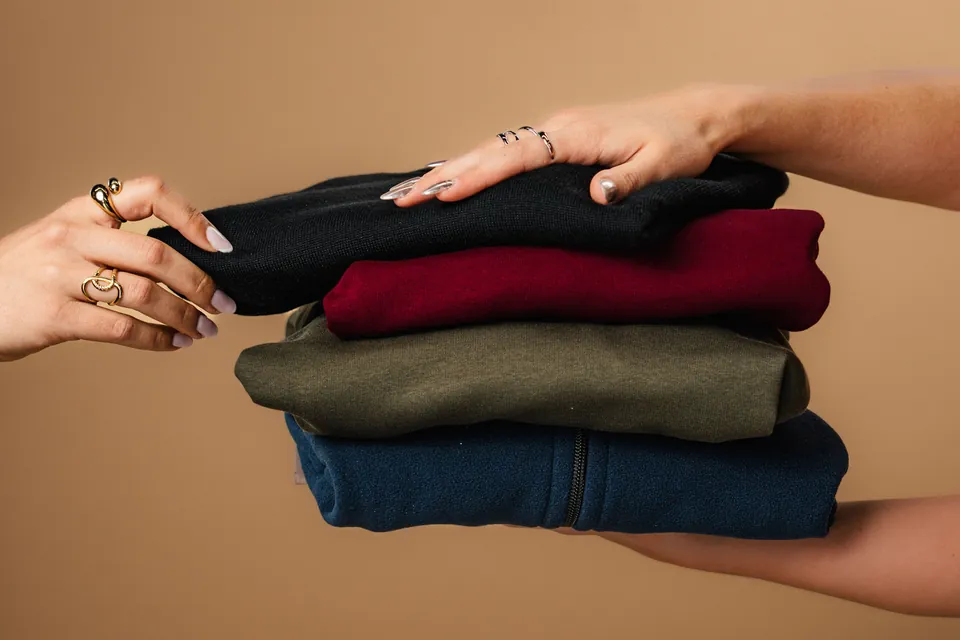 Gefaltete Teamkleidung in mehreren Farben